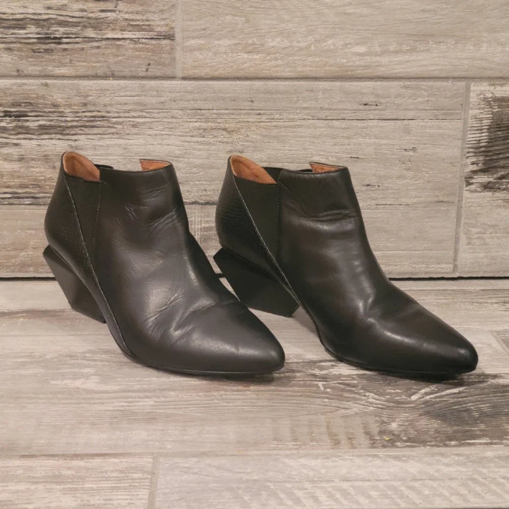 Unique Asymmetric United Nude Leather Heel Ankle Boots - Picture 2 of 14